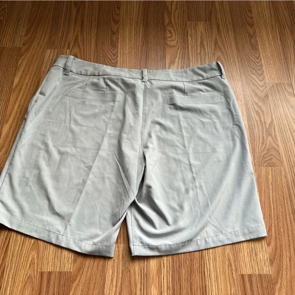Nike Dri Fit Women’s Golf Shorts Light Gray/ off white size 14 - Picture 4 of 9